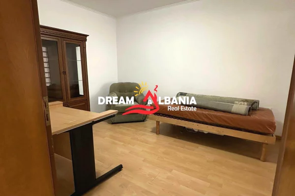 Zyre me qera prane Sheshit Wilson ne Tirane (ID 4261676 )