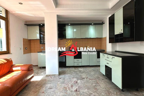 Zyre me qera prane Sheshit Wilson ne Tirane (ID 4261676 )