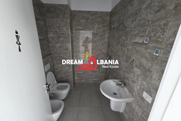 Ambjent per zyra me qera prane Square 21 rruga e Kavajes (ID 42611321).