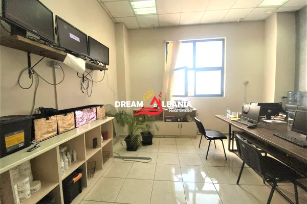 Business Property in Sale 3+1 in Tirana - 220,000 Euro
