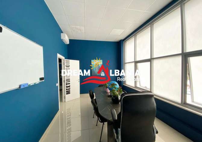 Ambiente Commerciale in Affitto 3+1 a Tirana - 2,900 Euro