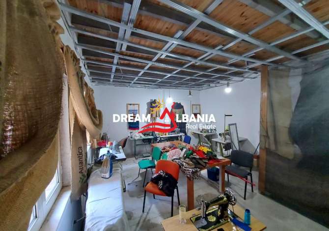 Ambjent buze rruge me qera tek Myslym Shyri, prane Credins Bank ,ne Tirane (ID 4251204)