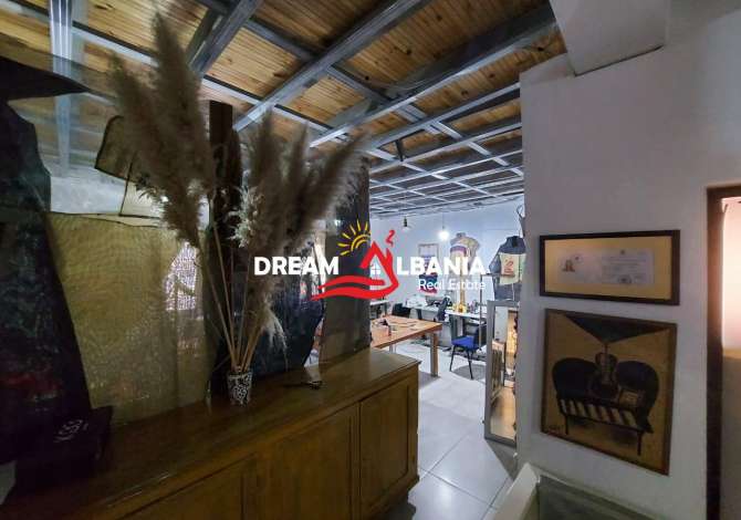 Ambjent buze rruge me qera tek Myslym Shyri, prane Credins Bank ,ne Tirane (ID 4251204)