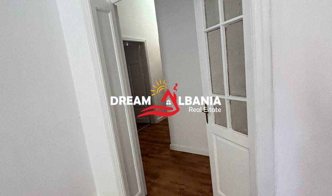 Vile private 1 kateshe me qera ne zonen e Pazarit te ri prane Shkolles se Kuqe (ID 4251212).