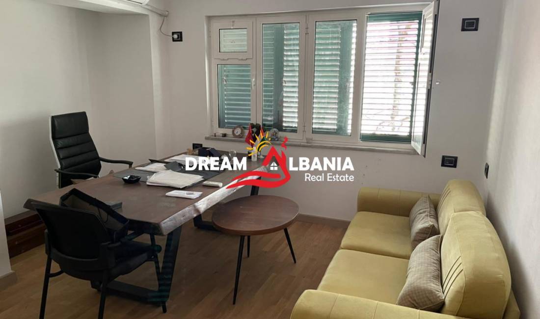 Ambjent per zyre me qera ne Qender, prane Sheshit Skenderbej (ID 4261804)