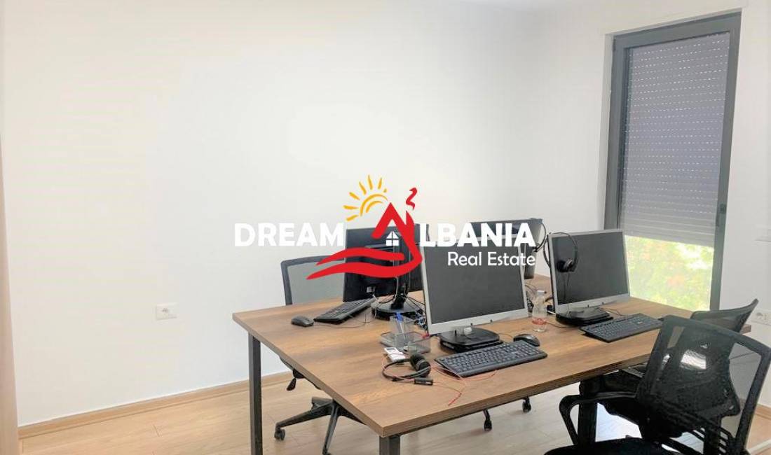 Jepet me qera ambient zyre tek rruga e Bogdaneve prane shkolles Avni Rustemi 