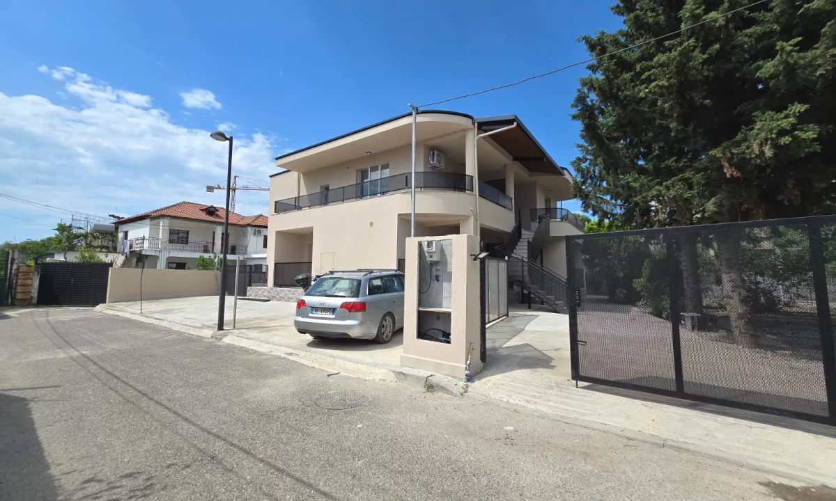 Shtepi me qera Vila Luksoze ne Tirane, 1+1, Mobilimi Pjeserisht e mobiluar, Pagesa 2,500  Euro.