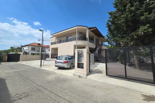 Jepet shtepi private 2 kateshe me qera tek Casa Italia 