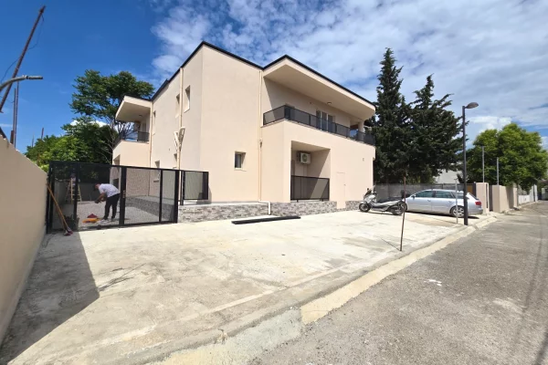 Shtepi me qera Vila Luksoze ne Tirane, 1+1, Mobilimi Pjeserisht e mobiluar, Pagesa 2,500  Euro.