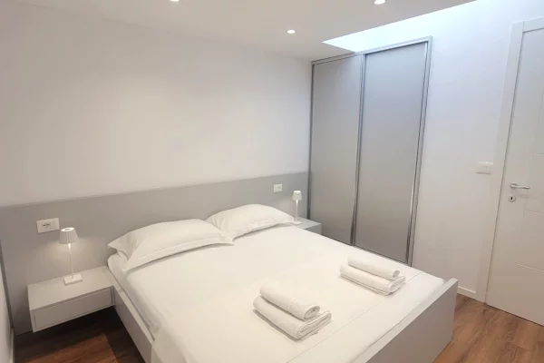 Jepet me qera apartament 1+1  Tek Rruga e Durresit