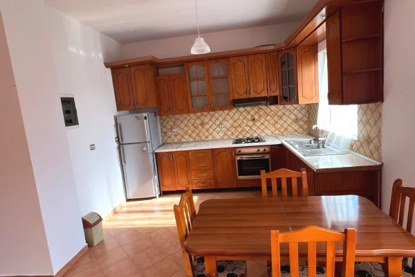 Shtepi me qera Shtepi Private ne Tirane, 2+1, Mobilimi E mobiluar, Pagesa 40,000  Leke.