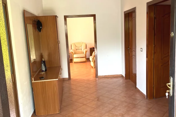 Shtepi me qera Shtepi Private ne Tirane, 2+1, Mobilimi E mobiluar, Pagesa 40,000  Leke.