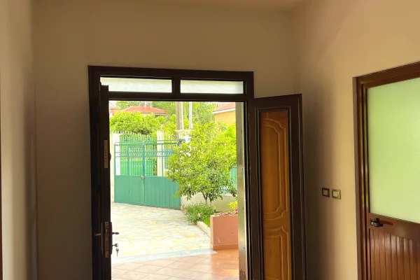 Shtepi me qera Shtepi Private ne Tirane, 2+1, Mobilimi E mobiluar, Pagesa 40,000  Leke.