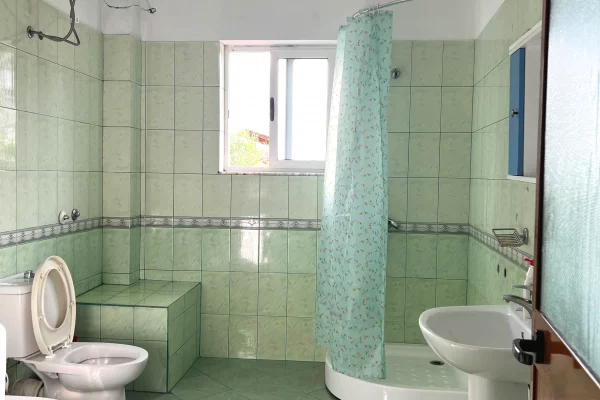 Shtepi me qera Shtepi Private ne Tirane, 2+1, Mobilimi E mobiluar, Pagesa 40,000  Leke.