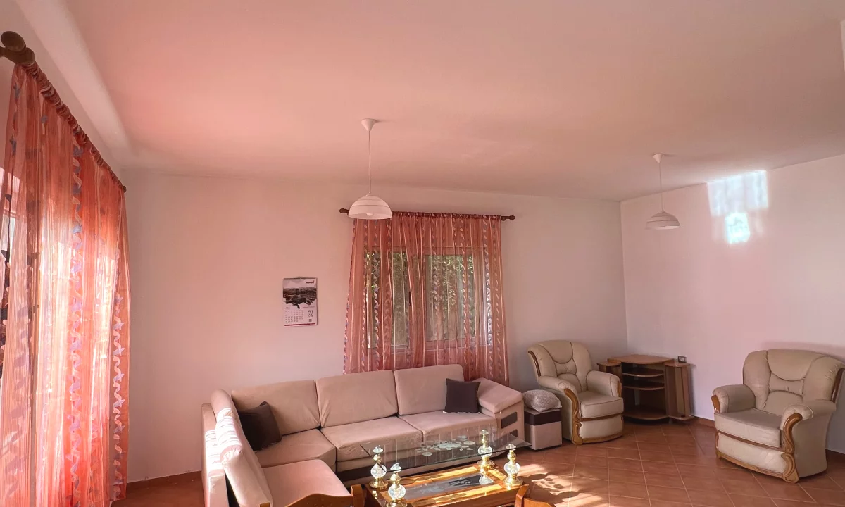 Shtepi me qera Shtepi Private ne Tirane, 2+1, Mobilimi E mobiluar, Pagesa 40,000  Leke.