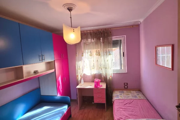 Shtepi ne shitje Apartament ne Tirane, 2+1, Mobilimi E mobiluar, Pagesa 117,000  Euro.