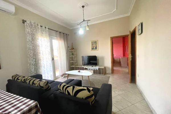 Shtepi me qera Shtepi Private ne Tirane, 1+1, Mobilimi E mobiluar, Pagesa 10,000  Leke.