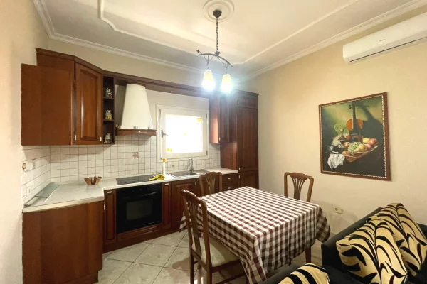 Shtepi me qera Shtepi Private ne Tirane, 1+1, Mobilimi E mobiluar, Pagesa 10,000  Leke.