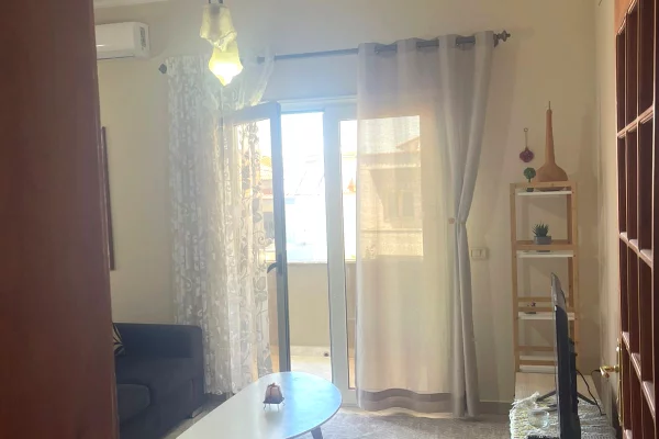 Shtepi me qera Shtepi Private ne Tirane, 1+1, Mobilimi E mobiluar, Pagesa 10,000  Leke.