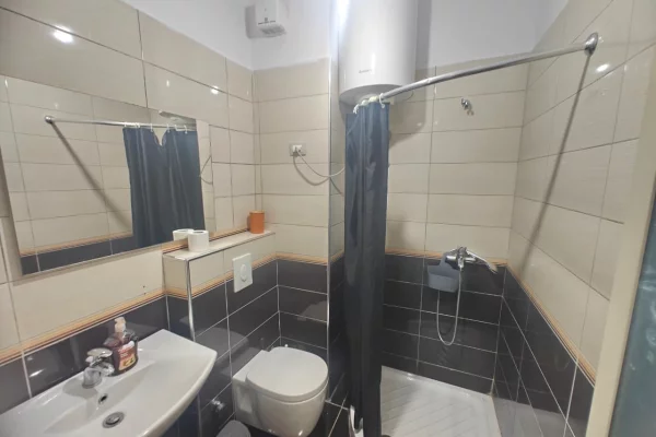 Shtepi me qera Apartament ne Tirane, Garsoniere, Mobilimi E mobiluar, Pagesa 50,000  Leke.