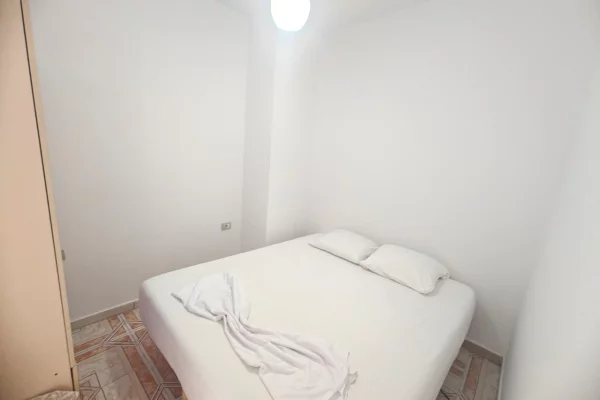 Shtepi me qera Apartament ne Tirane, Garsoniere, Mobilimi E mobiluar, Pagesa 50,000  Leke.