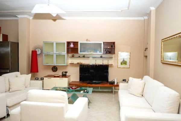 Shtepi me qera Apartament ne Tirane, 3+1, Mobilimi E mobiluar, Pagesa 1,000  Euro.