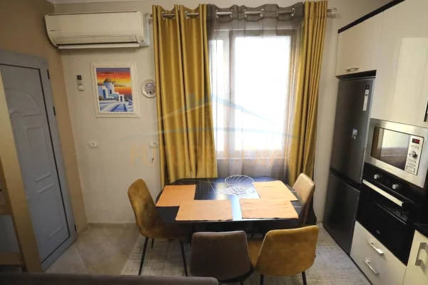 Shtepi me qera Apartament ne Tirane, 2+1, Mobilimi E mobiluar, Pagesa 800  Euro.