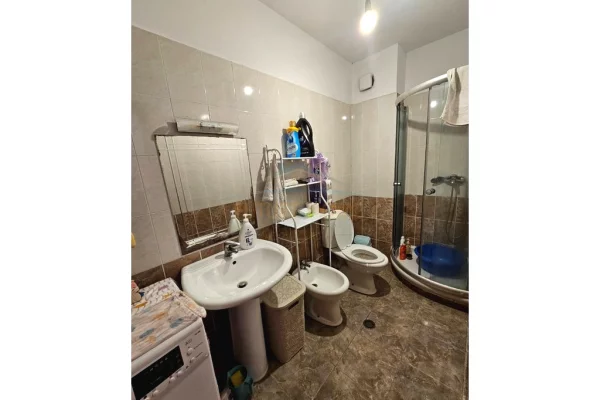 Shtepi me qera Apartament ne Tirane, 2+1, Mobilimi E mobiluar, Pagesa 50,000  Leke.