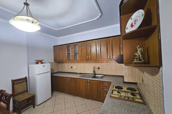 Shtepi me qera Apartament ne Tirane, 2+1, Mobilimi E mobiluar, Pagesa 55,000  Leke.