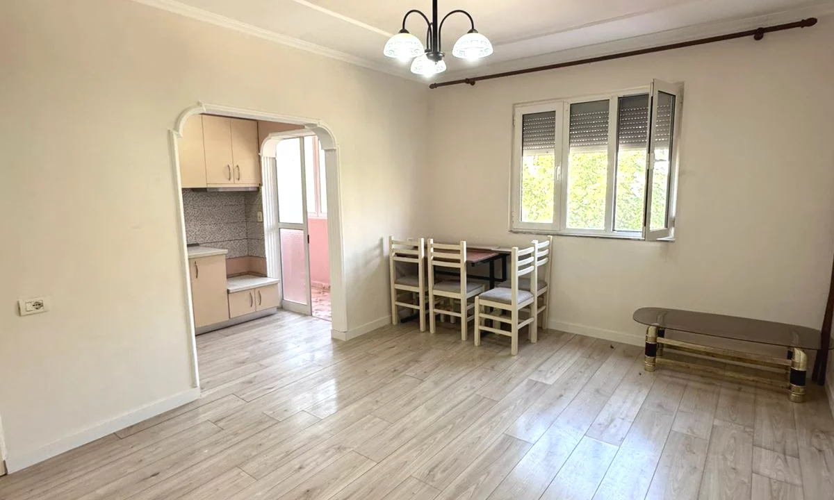 Shtepi ne shitje Apartament ne Tirane, 1+1, Mobilimi Bosh, pa mobiluar, Pagesa 11,500,000  Leke.