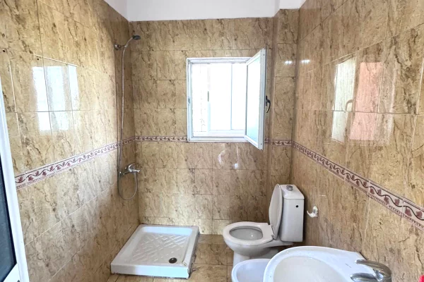 Shtepi ne shitje Apartament ne Tirane, 1+1, Mobilimi Bosh, pa mobiluar, Pagesa 11,500,000  Leke.