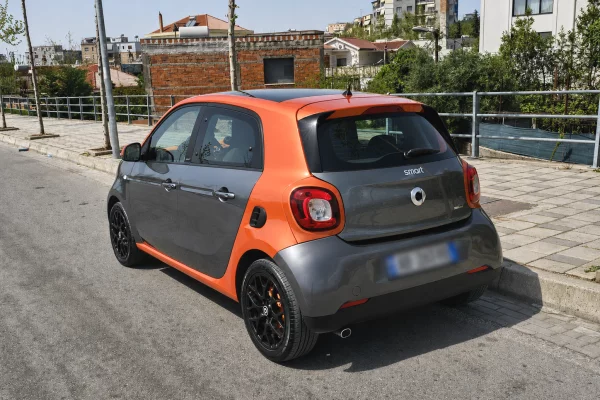 Makina ne shitje ne Tirane, Smart, 2015 Benzine,Kambio Manual Pagesa 4,600  Euro.