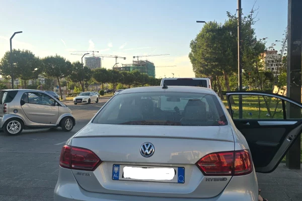 Makina ne shitje ne Tirane, Volkswagen, 2013 Benzine,Kambio Automatik Pagesa 6,200  Euro.