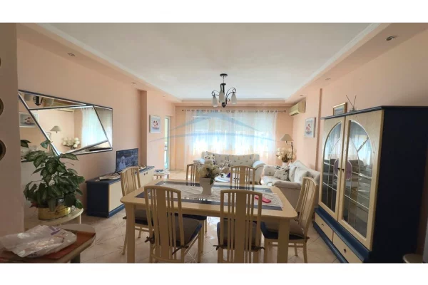 Shtepi me qera Apartament ne Tirane, 2+1, Mobilimi E mobiluar, Pagesa 800  Euro.