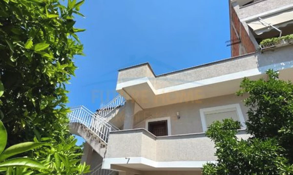 Shtepi ne shitje Vila Luksoze ne Tirane, 3+1, Mobilimi E mobiluar, Pagesa 395,000  Euro.