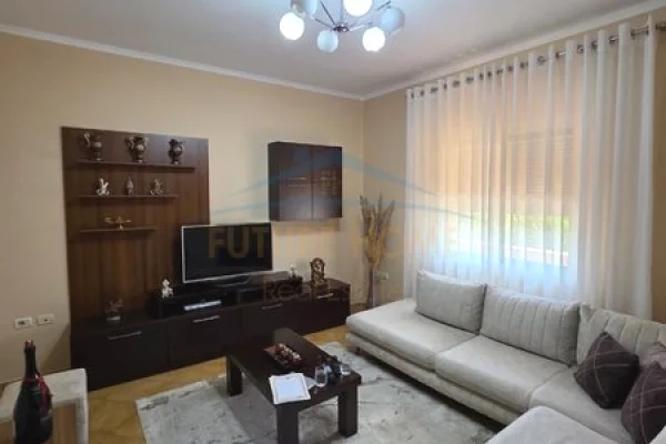 Shtepi ne shitje Vila Luksoze ne Tirane, 3+1, Mobilimi E mobiluar, Pagesa 395,000  Euro.