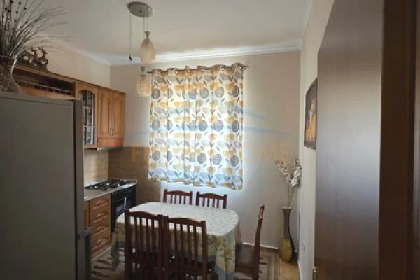 Shtepi ne shitje Vila Luksoze ne Tirane, 3+1, Mobilimi E mobiluar, Pagesa 395,000  Euro.