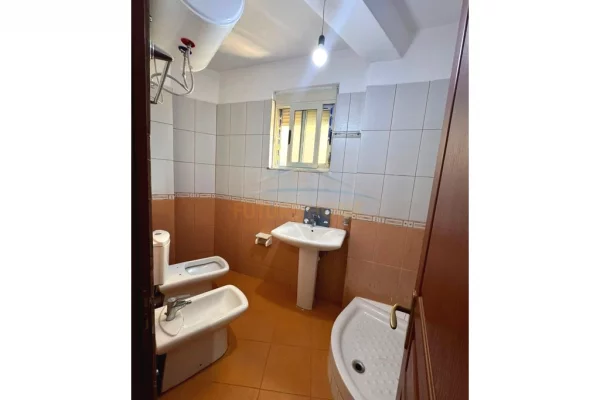 Shtepi ne shitje Apartament ne Tirane, 1+1, Mobilimi Bosh, pa mobiluar, Pagesa 112,000  Euro.