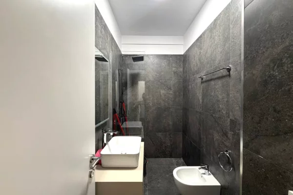 Shtepi me qera Apartament ne Tirane, 2+1, Mobilimi E mobiluar, Pagesa 1,250  Euro.