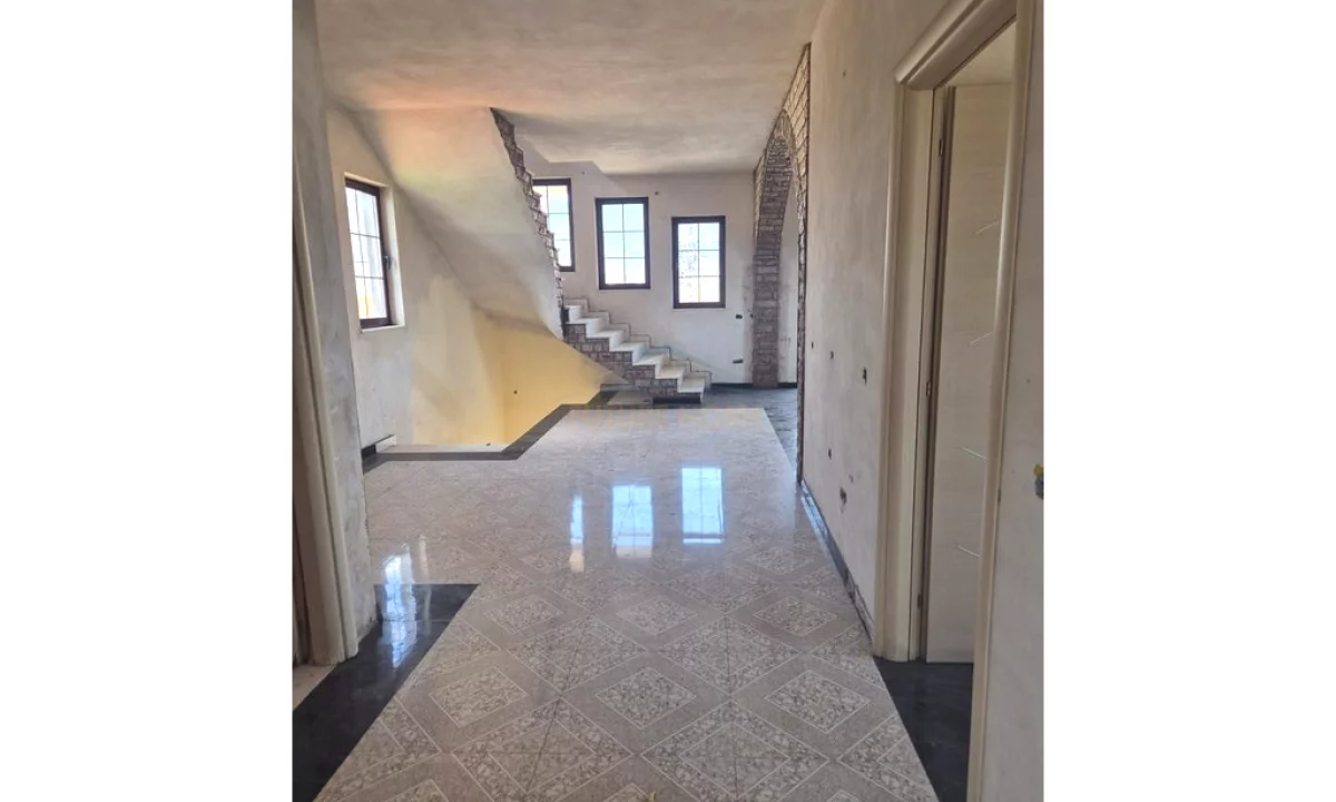 Shtepi me qera Apartament ne Tirane, 2+1, Mobilimi Bosh, pa mobiluar, Pagesa 1,150  Euro.