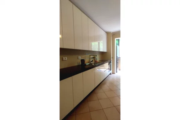 Shtepi me qera Apartament ne Tirane, 2+1, Mobilimi E mobiluar, Pagesa 700  Euro.
