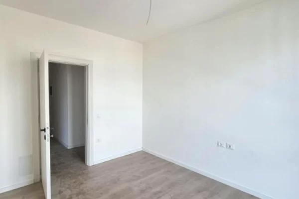 Shtepi ne shitje Apartament ne Tirane, 2+1, Mobilimi Bosh, pa mobiluar, Pagesa 153,000  Euro.