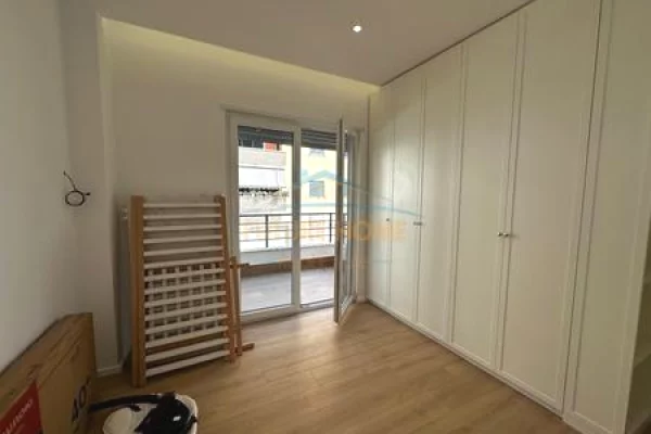Shtepi ne shitje Apartament ne Tirane, 2+1, Mobilimi E mobiluar, Pagesa 275,000  Euro.