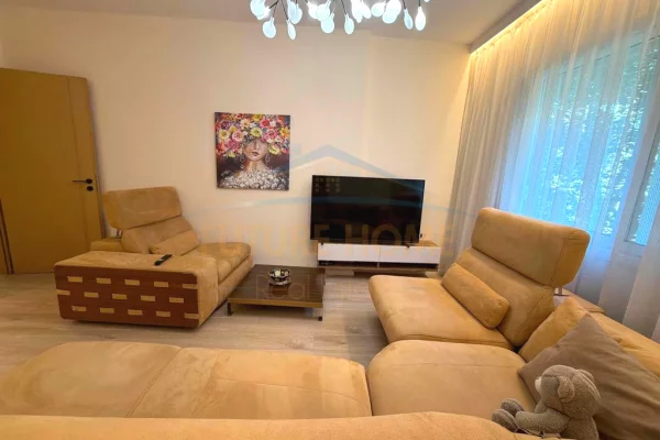 Shtepi ne shitje Apartament ne Tirane, 2+1, Mobilimi E mobiluar, Pagesa 272,000  Euro.
