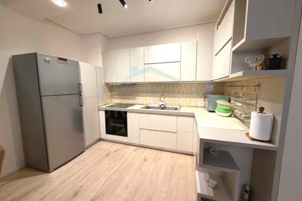 Shtepi ne shitje Apartament ne Tirane, 2+1, Mobilimi E mobiluar, Pagesa 272,000  Euro.