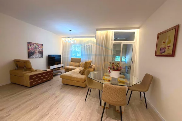Shtepi ne shitje Apartament ne Tirane, 2+1, Mobilimi E mobiluar, Pagesa 272,000  Euro.