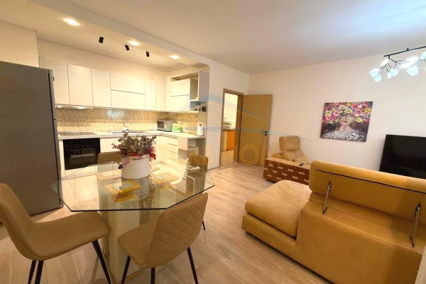 Shitet, Apartament 2+1+2, Komuna e Parisit