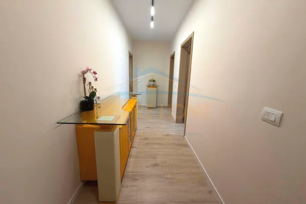 Shtepi ne shitje Apartament ne Tirane, 2+1, Mobilimi E mobiluar, Pagesa 272,000  Euro.
