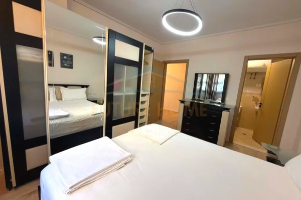 Shtepi ne shitje Apartament ne Tirane, 2+1, Mobilimi E mobiluar, Pagesa 272,000  Euro.