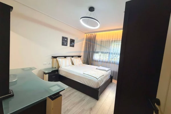 Shtepi ne shitje Apartament ne Tirane, 2+1, Mobilimi E mobiluar, Pagesa 272,000  Euro.